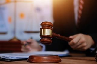 Muž se hlásil na pozici „usměvavé recepční“. Neuspěl, tak firmu zažaloval - Seznam Zprávy